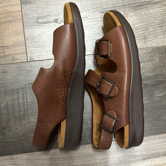 SAS Brown Sandal - Picture 3 of 4